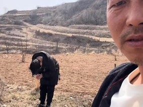 曾带偏瘫妻子跑车4年，网红货车司机带新女友为亡妻扫墓：她想和我亡妻说说话