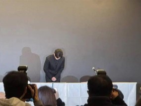 金秀贤在记者发布会上鞠躬道歉，哽咽落泪