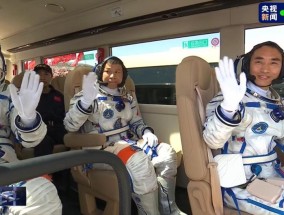 礼宾摩托车队护卫！神二十航天员乘车前往发射场