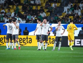 世预赛：国足0-1沙特继续垫底林良铭染红，塞鸟无缘首秀