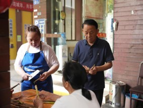 夫妻带娃在长沙开粉店，邻居爷爷热心“搭把手”一帮就是8年！老板娘：他就像我的父亲