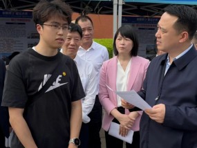 湖南一大学生“闯”到阳江市长面前递简历，市长反应亮了！本人回应：我并不是第一个冲上去的人