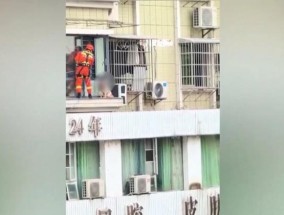 女童被困4楼窗外消防“飞檐走壁”救援