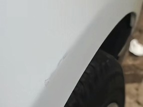 早餐车刮花百万豪车，老板当场“傻眼”，车主：不想占他便宜，只要15个鸡蛋饼