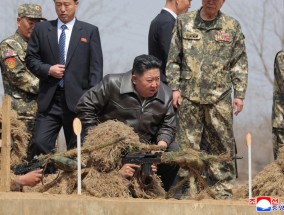 高清大图！金正恩亲自试射狙击步枪