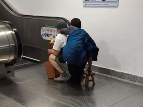 上海地铁站内大哥背失去双腿的残疾人上电梯获网友点赞，拍摄者：看到这幕很感动很震撼
