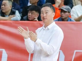 CBA名帅刘维伟被妻子发文控诉出轨，当着女儿面与第三者亲密