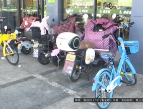 男子骑车经过餐厅被油污滑倒，讨说法竟演变成互吐口水！警方到场调解