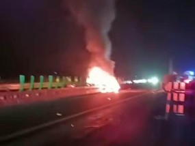 网传小米SU7高速上碰撞爆燃疑有3人遇难，客服回应