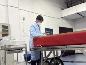 从业多年遗体化妆师：曾见人用12个小时，缝合拼凑被火车撞的遗体