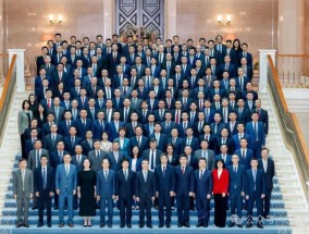 华为最新大合照曝光：任正非低调站最右，董事长梁华居C位