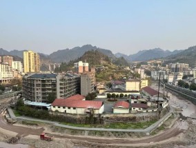 一个10万人口小县，精简了10个部门后