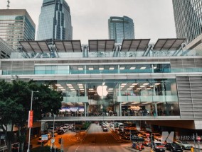 美国产iPhone，或要卖2.5万元！美国人赶在关税前各种囤货，华尔街大佬：特朗普还有机会叫停，否则将进入“经济核冬天”