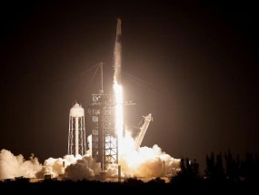 史上首次SpaceX载人航天器环绕地球两极飞行