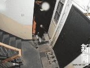 “命都要吓掉了”！邻居挥刀猛砍自家门窗！上海女子监控录下后怕一幕