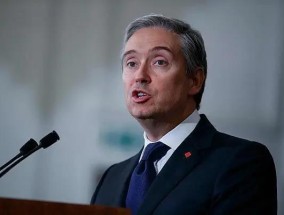 白宫最新表态后一夜间美股由涨转跌，多国群起围攻
